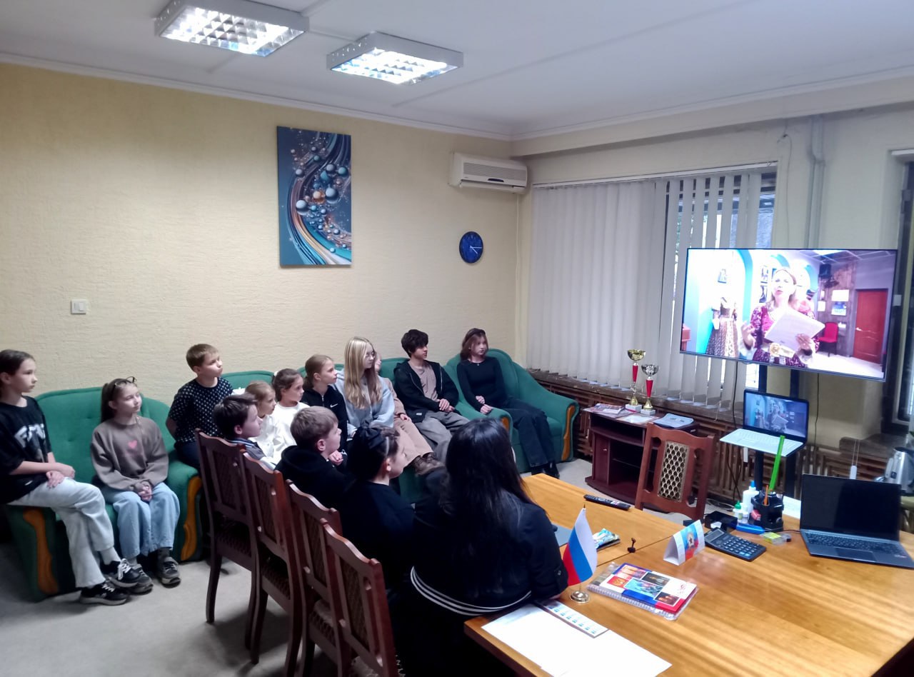 Руководитель литературно-драматургической части Воркутинского драматического театра имени Б.А. Мордвинова - Ирина Самар рассказала участникам театрального коллектива "Чародеи" Дворца культуры имени Горького о нелёгкой судьбе... Руководитель литературно-драматургической части Воркутинского драматического театра имени Б.А. Мордвинова - Ирина Самар рассказала участникам театрального коллектива "Чародеи" Дворца культуры имени Горького о нелёгкой судьбе...