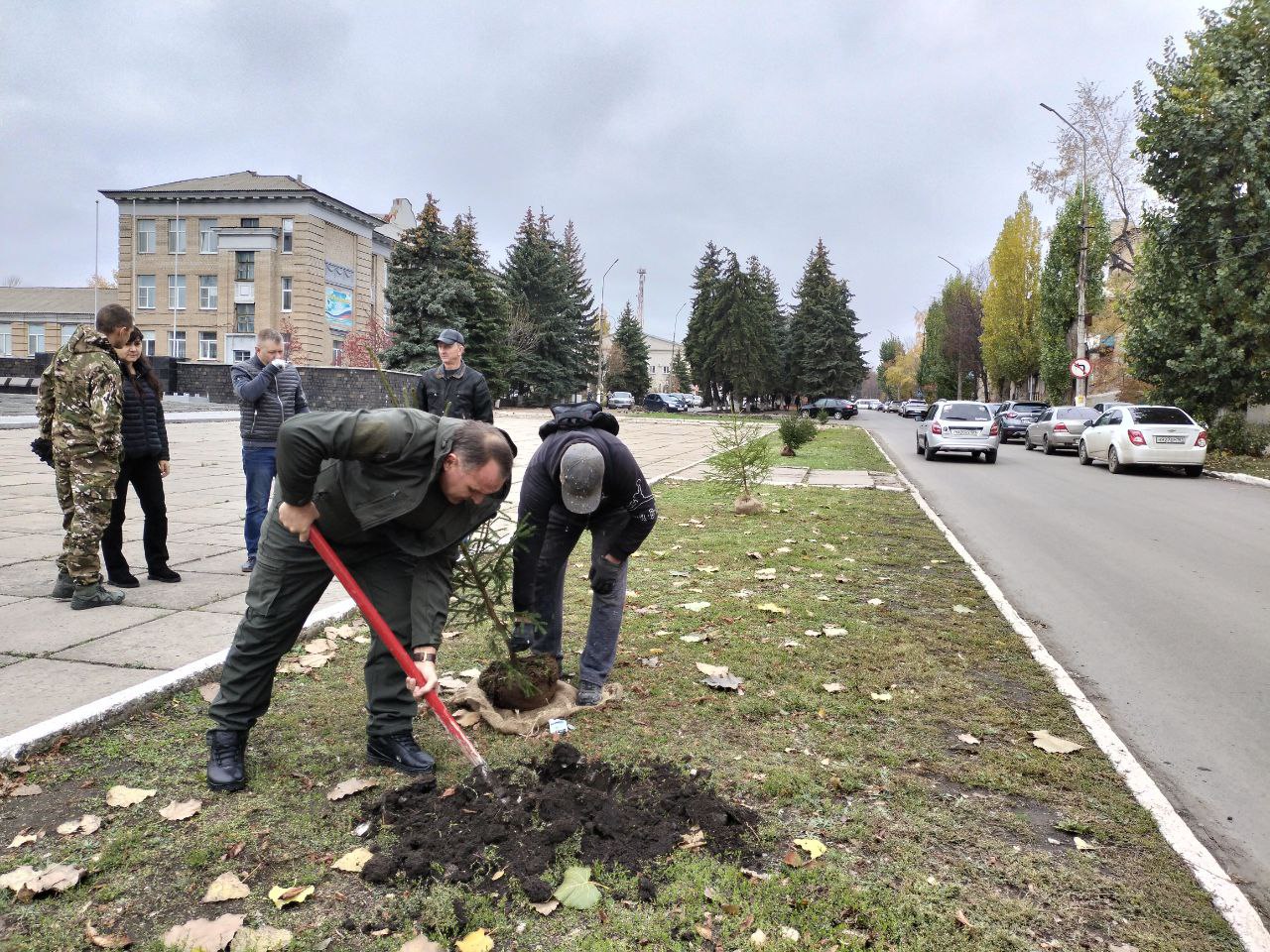 Сегодня по поручению Главы городского округа город Ровеньки Андрея Рубанцова работники учреждений культуры высадили ели возле мемориального комплекса «Слава» Сегодня по поручению Главы городского округа город Ровеньки Андрея Рубанцова работники учреждений культуры высадили ели возле мемориального комплекса «Слава»