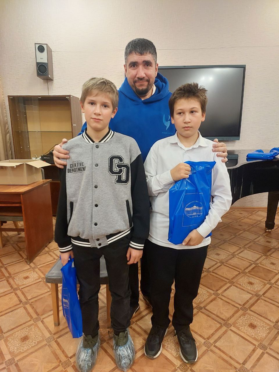 7 ноября в Краснодонской детской школе искусств имени А.Л. Корягина состоялась вдохновляющая творческая встреча и мастер-класс с известным преподавателем Тюменского государственного института культуры, депутатом Тюменской... 7 ноября в Краснодонской детской школе искусств имени А.Л. Корягина состоялась вдохновляющая творческая встреча и мастер-класс с известным преподавателем Тюменского государственного института культуры, депутатом Тюменской...