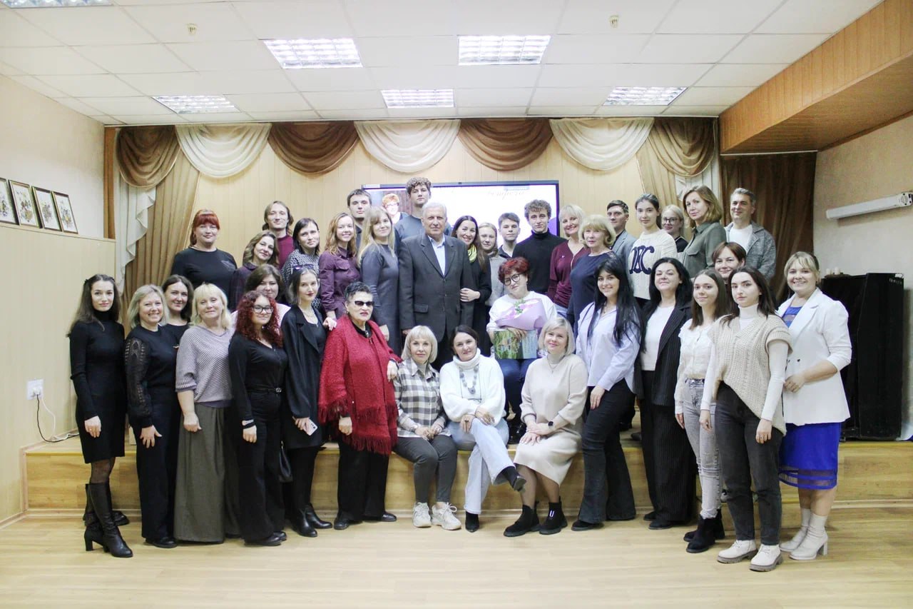 Луганские деятели культуры и студенты получили уникальную возможность пообщаться с выдающимся российским педагогом по сценической речи Марией Оссовской Луганские деятели культуры и студенты получили уникальную возможность пообщаться с выдающимся российским педагогом по сценической речи Марией Оссовской