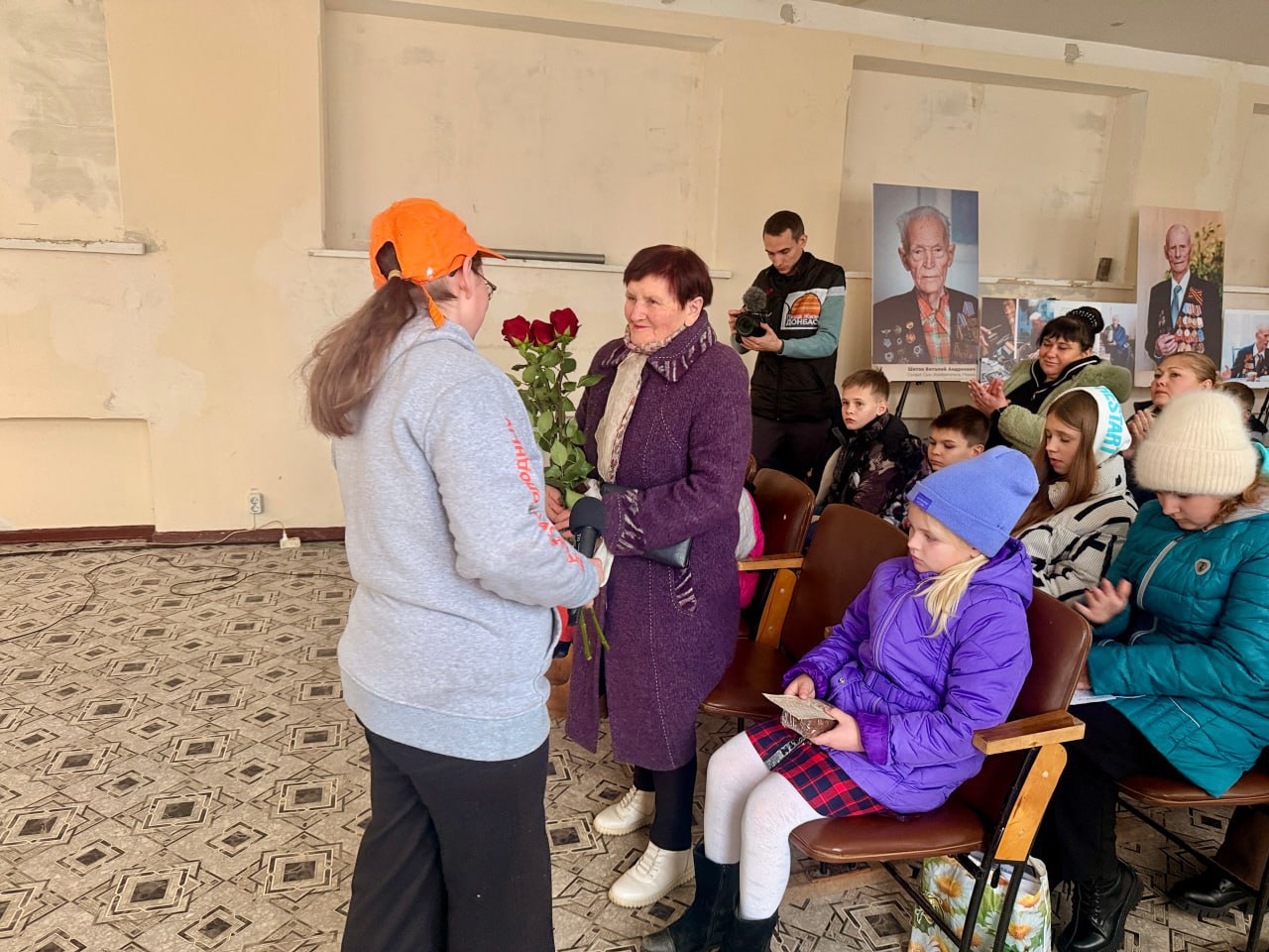 В Рубежанской детской школе искусств прошло открытие фотовыставки «Урал и Донбасс: ветераны и волонтёры» В Рубежанской детской школе искусств прошло открытие фотовыставки «Урал и Донбасс: ветераны и волонтёры»