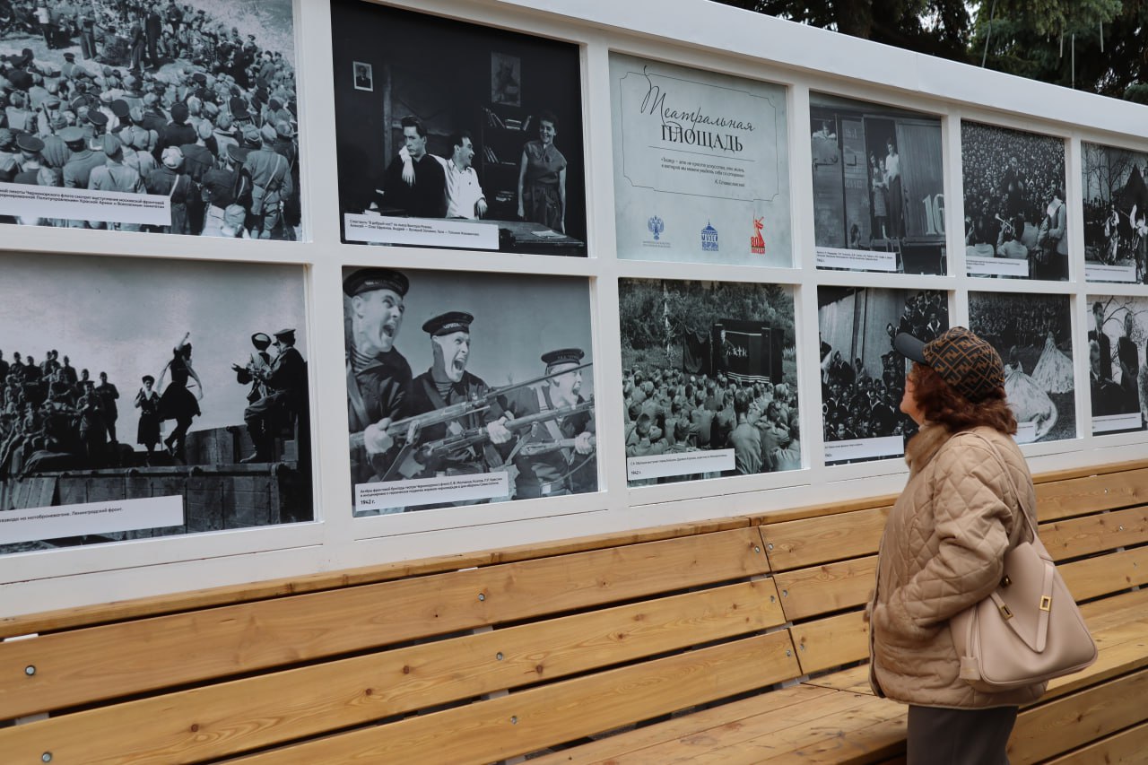 В Луганске открыли уличную выставку «Театральная площадь» В Луганске открыли уличную выставку «Театральная площадь»