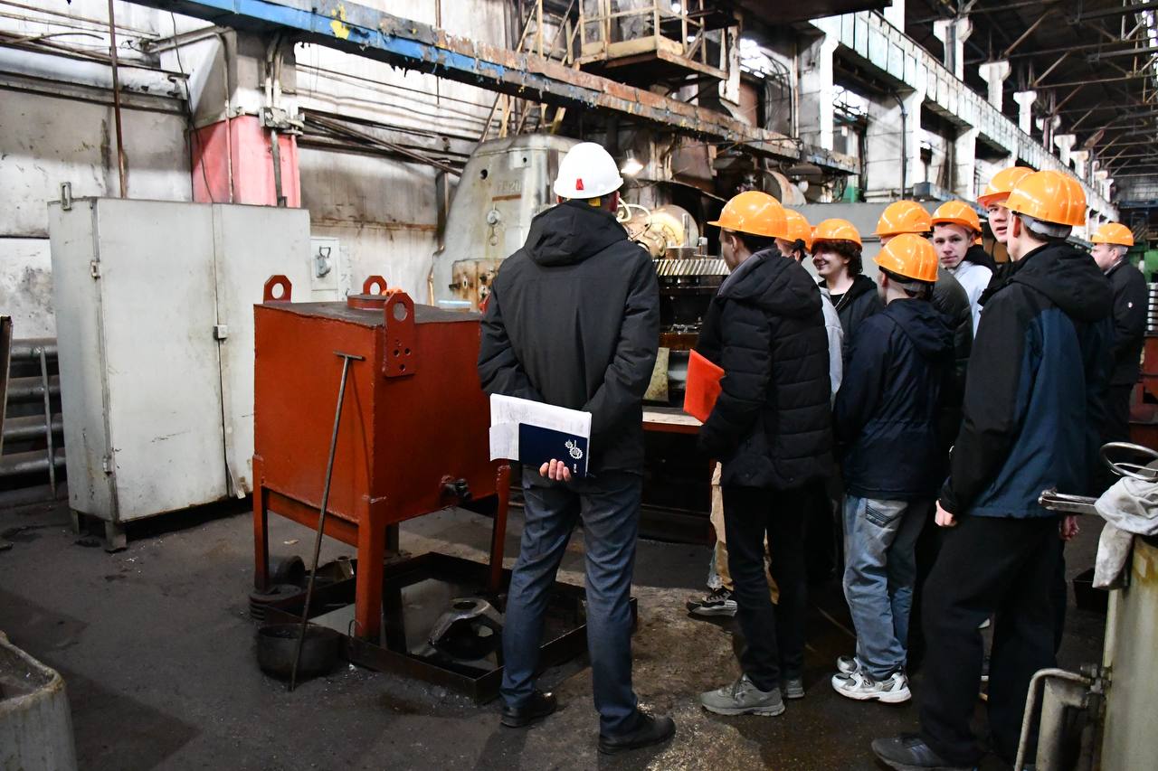 Константин Бутримов: СТУДЕНТЫ КОЛЛЕДЖА ПОБЫВАЛИ НА ЗАВОДЕ «ЛУГАМАШ» Константин Бутримов: СТУДЕНТЫ КОЛЛЕДЖА ПОБЫВАЛИ НА ЗАВОДЕ «ЛУГАМАШ»