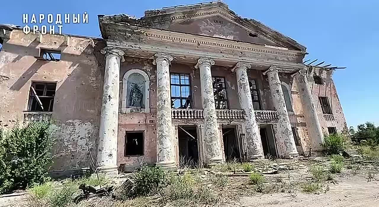 Народный фронт доставил воду семье беженцев из Горловки в Красном Луче