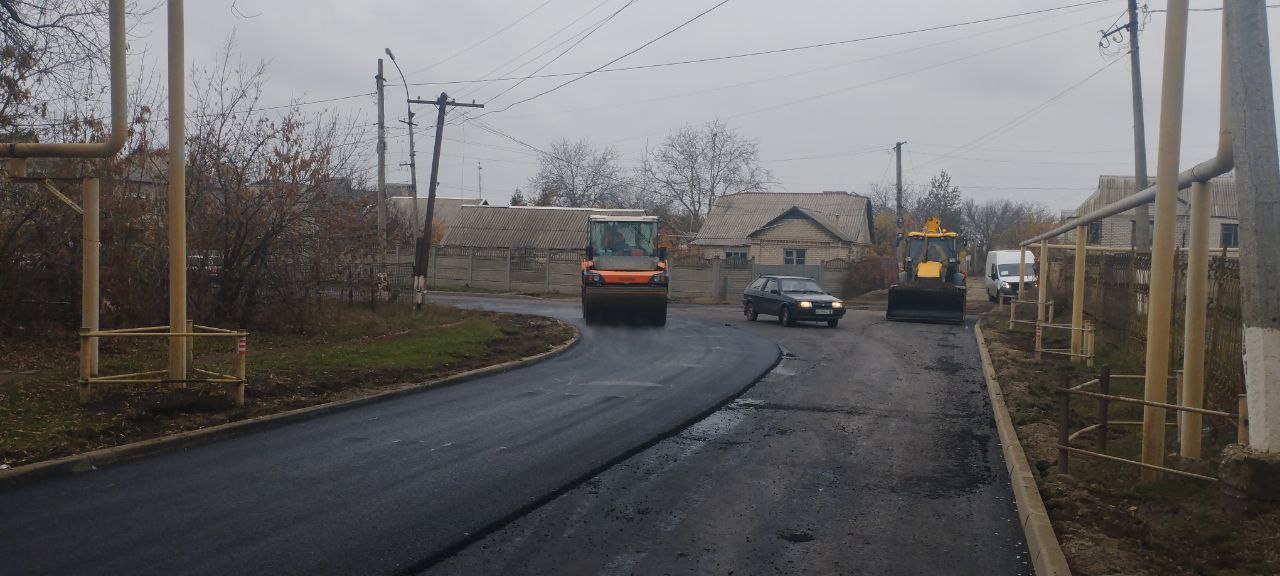 В Краснодоне продолжаются работы по ремонту автомобильных дорог местного значения В Краснодоне продолжаются работы по ремонту автомобильных дорог местного значения