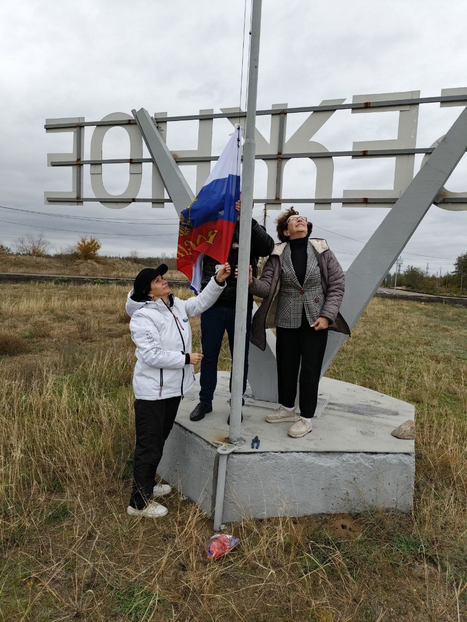 Рубежанские единороссы передали свежую выпечку военнослужащим ко Дню народного единства Рубежанские единороссы передали свежую выпечку военнослужащим ко Дню народного единства