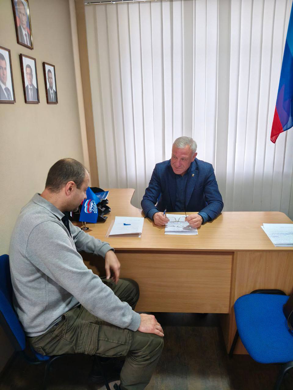 В Луганске продолжаются приёмы граждан в общественной приёмной «Единой России» В Луганске продолжаются приёмы граждан в общественной приёмной «Единой России»