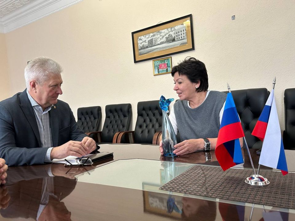 Сергей Козенко: Сегодня принимал гостей и коллег из Тюменской области, посетивших Краснодон с рабочим визитом Сергей Козенко: Сегодня принимал гостей и коллег из Тюменской области, посетивших Краснодон с рабочим визитом