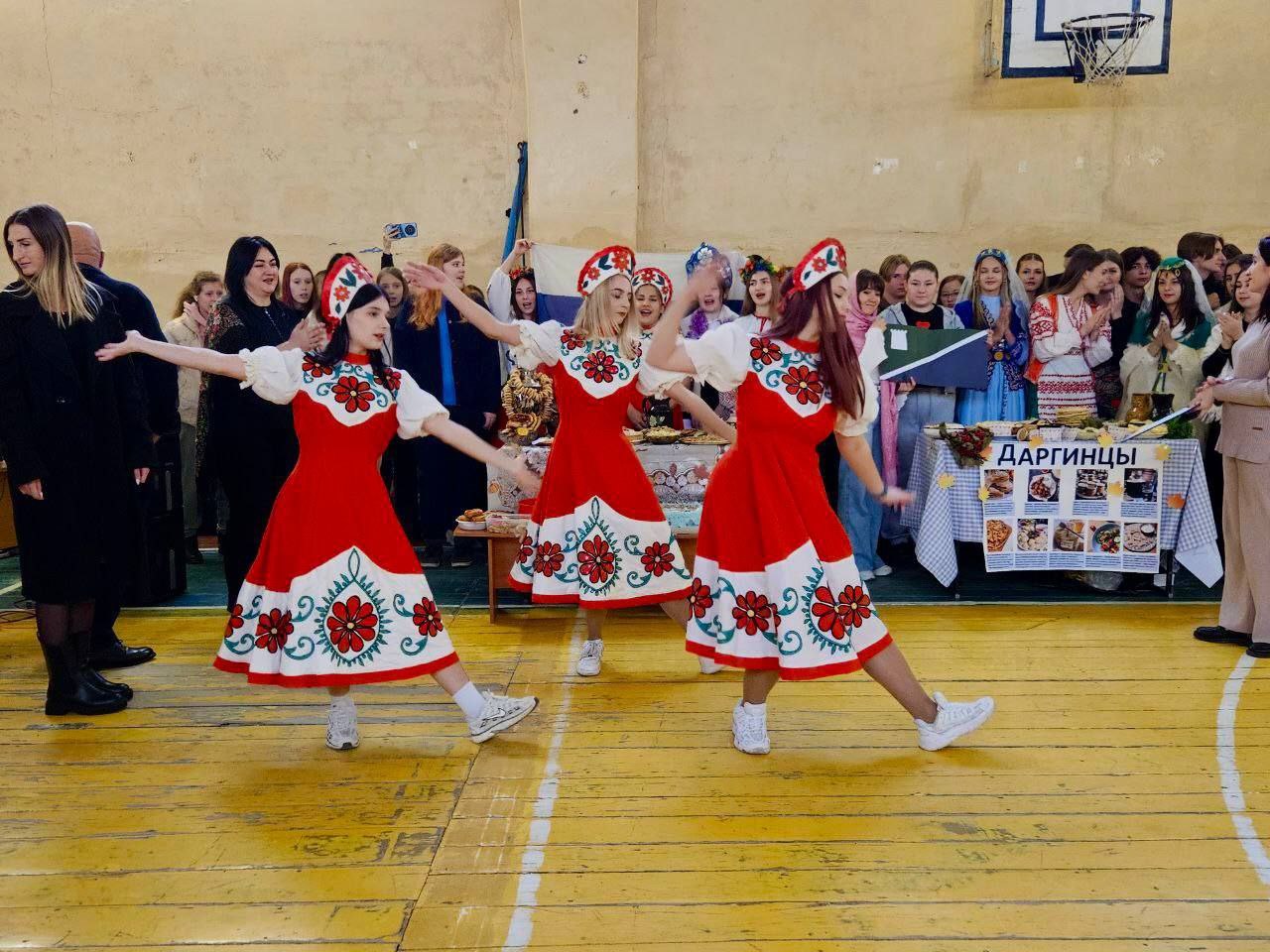 В честь Дня народного единства Старобельский факультет и Старобельский колледж – филиалы ФГБО ВО "ЛГПУ" провели грандиозную ярмарку национальной кухни В честь Дня народного единства Старобельский факультет и Старобельский колледж – филиалы ФГБО ВО "ЛГПУ" провели грандиозную ярмарку национальной кухни