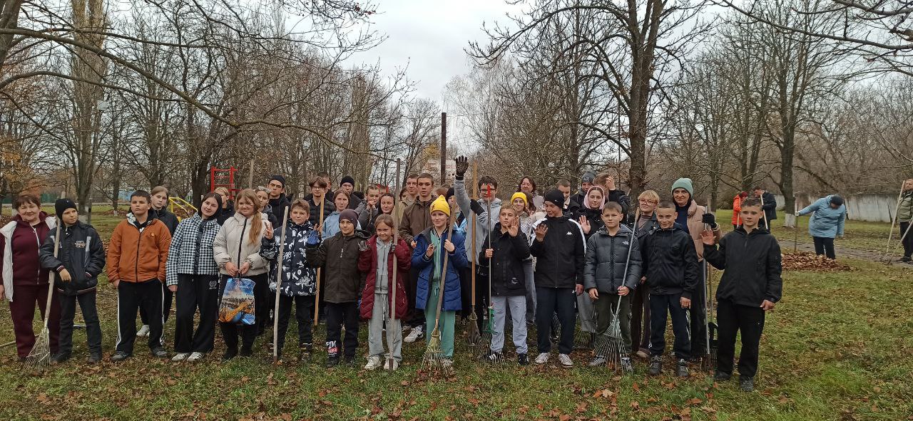 Юлия Кожухарь: Сегодня в селе Каменка Новопсковского муниципального округа провели осенний субботник "Праздник чистоты, порядка и отличного настроения!!!"