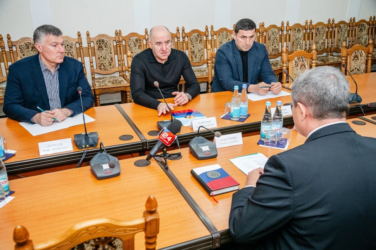 Леонид Пасечник встретился с Главой Карачаево-Черкесской Республики Рашидом Темрезовым Леонид Пасечник встретился с Главой Карачаево-Черкесской Республики Рашидом Темрезовым