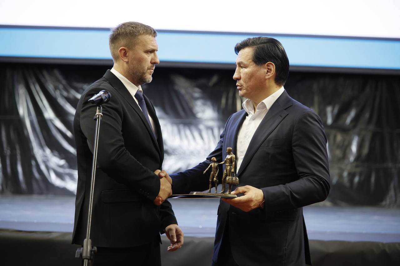 Бату Хасиков. Благодарю Александра Поветкина за внимание к Калмыкии Бату Хасиков. Благодарю Александра Поветкина за внимание к Калмыкии