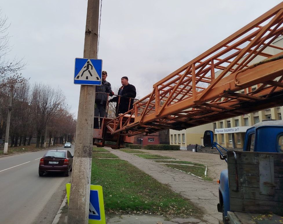 Коммунальные службы проводят работы на территории города Коммунальные службы проводят работы на территории города