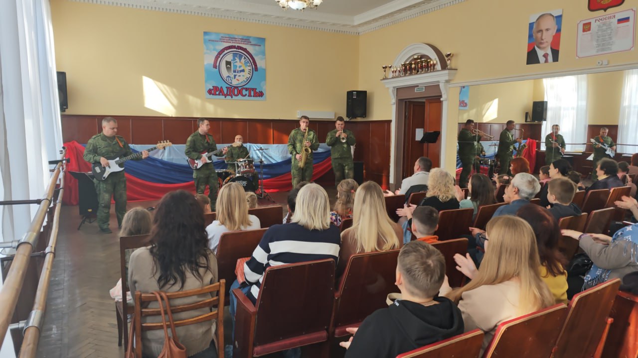 Концерт военного оркестра для юных луганчан прошел во Дворце творчества «Радость» Концерт военного оркестра для юных луганчан прошел во Дворце творчества «Радость»