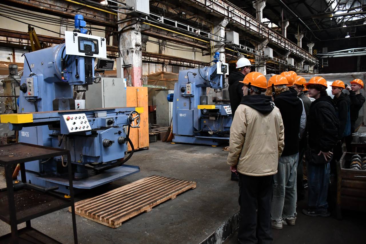 Константин Бутримов: СТУДЕНТЫ КОЛЛЕДЖА ПОБЫВАЛИ НА ЗАВОДЕ «ЛУГАМАШ» Константин Бутримов: СТУДЕНТЫ КОЛЛЕДЖА ПОБЫВАЛИ НА ЗАВОДЕ «ЛУГАМАШ»