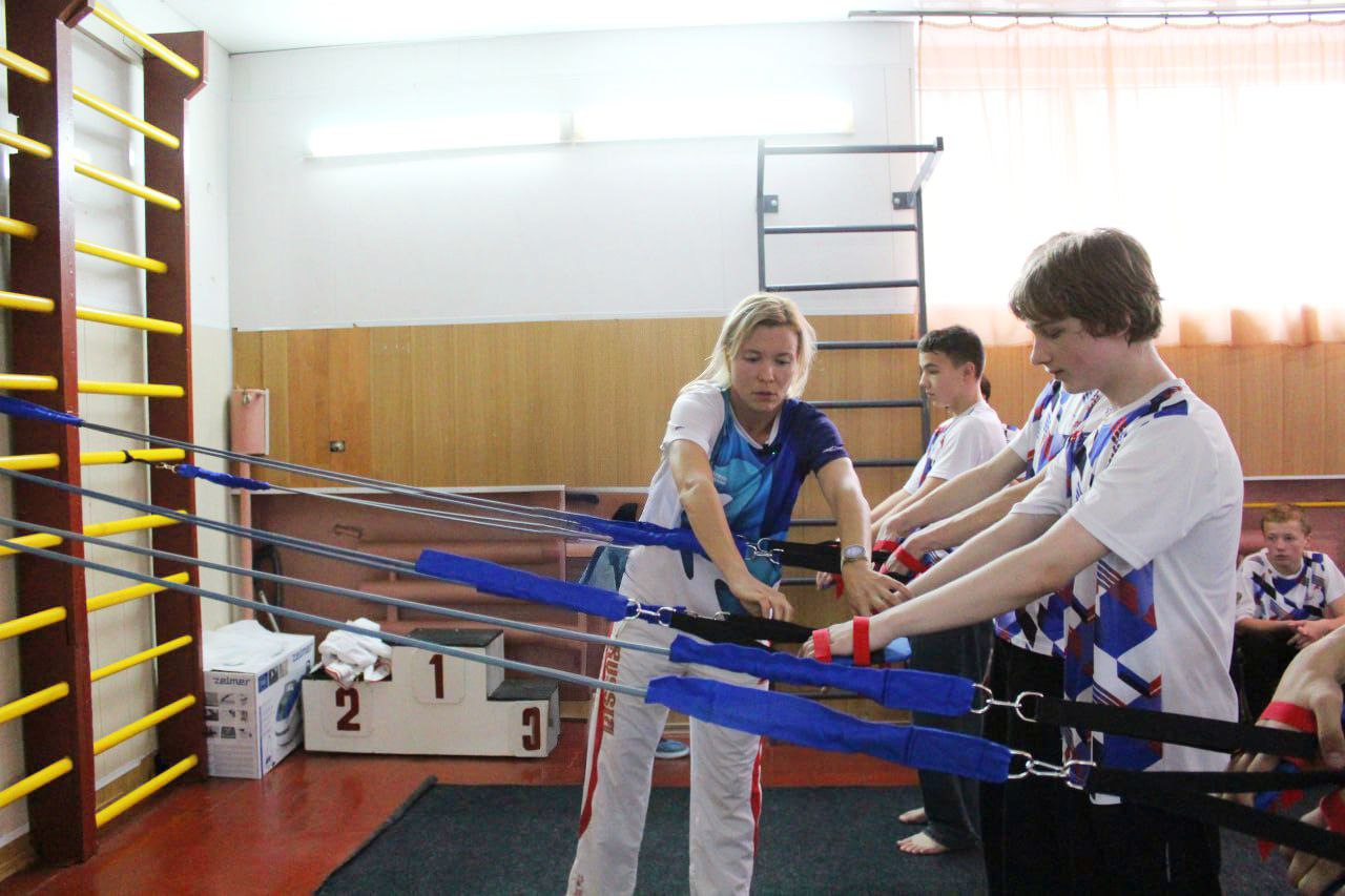 Профессиональные спортсмены по плаванью городов Москвы и Ярославля провели мастер-класс для юных кировчан Профессиональные спортсмены по плаванью городов Москвы и Ярославля провели мастер-класс для юных кировчан