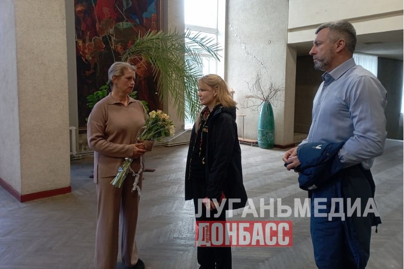 Сенатор РФ Дарья Лантратова вместе с Главой округа Андреем Сухачевым посетила волонтерский пункт «Все для Победы» в Свердловске Сенатор РФ Дарья Лантратова вместе с Главой округа Андреем Сухачевым посетила волонтерский пункт «Все для Победы» в Свердловске