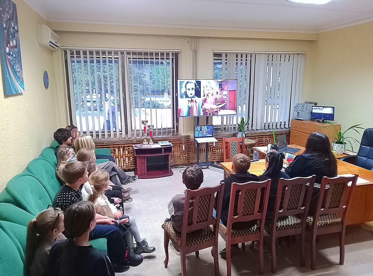 Руководитель литературно-драматургической части Воркутинского драматического театра имени Б.А. Мордвинова - Ирина Самар рассказала участникам театрального коллектива "Чародеи" Дворца культуры имени Горького о нелёгкой судьбе... Руководитель литературно-драматургической части Воркутинского драматического театра имени Б.А. Мордвинова - Ирина Самар рассказала участникам театрального коллектива "Чародеи" Дворца культуры имени Горького о нелёгкой судьбе...