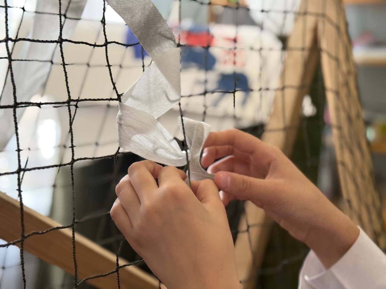 "Патриот" в деле: Брянконковские школьники плетут защиту для наших бойцов! "Патриот" в деле: Брянконковские школьники плетут защиту для наших бойцов!