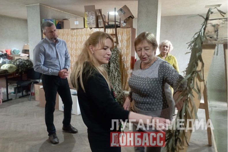 Сенатор РФ Дарья Лантратова вместе с Главой округа Андреем Сухачевым посетила волонтерский пункт «Все для Победы» в Свердловске Сенатор РФ Дарья Лантратова вместе с Главой округа Андреем Сухачевым посетила волонтерский пункт «Все для Победы» в Свердловске