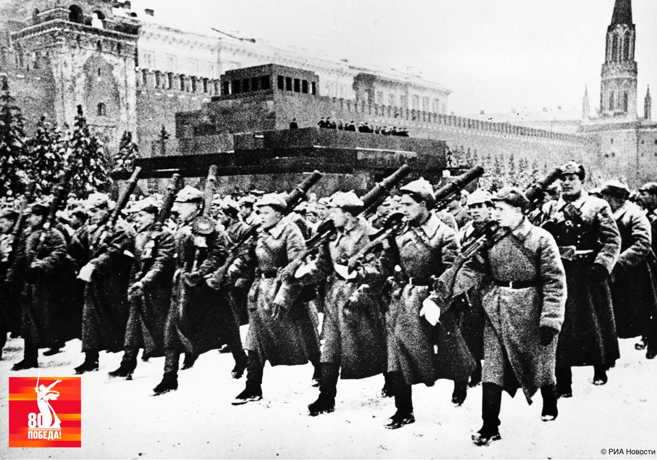 7 ноября 1941 года в Москве состоялся военный парад – прямо с Красной площади бойцы сразу отправлялись на фронт 7 ноября 1941 года в Москве состоялся военный парад – прямо с Красной площади бойцы сразу отправлялись на фронт