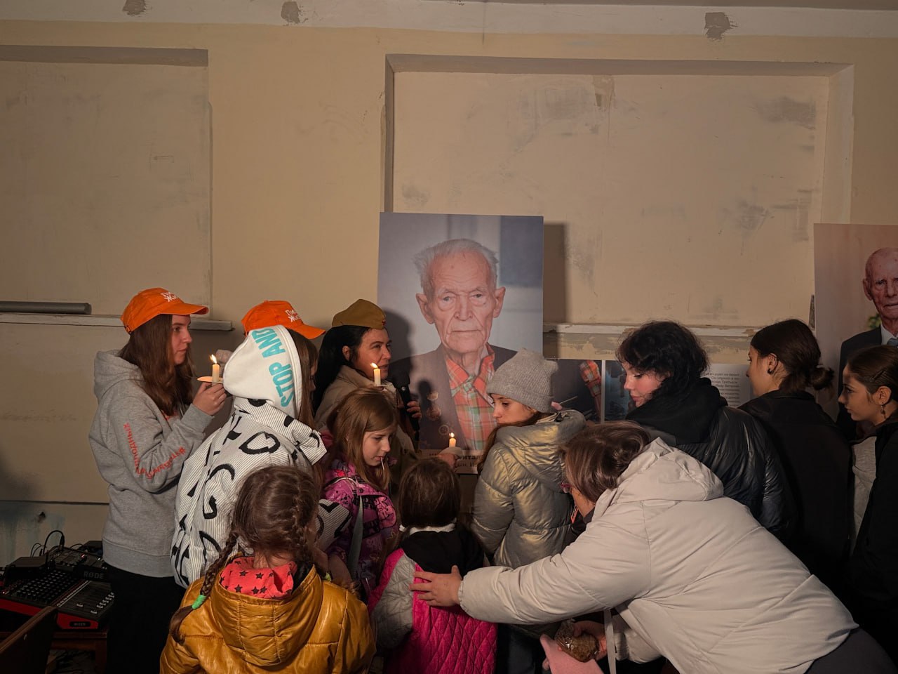 В Рубежанской детской школе искусств прошло открытие фотовыставки «Урал и Донбасс: ветераны и волонтёры» В Рубежанской детской школе искусств прошло открытие фотовыставки «Урал и Донбасс: ветераны и волонтёры»