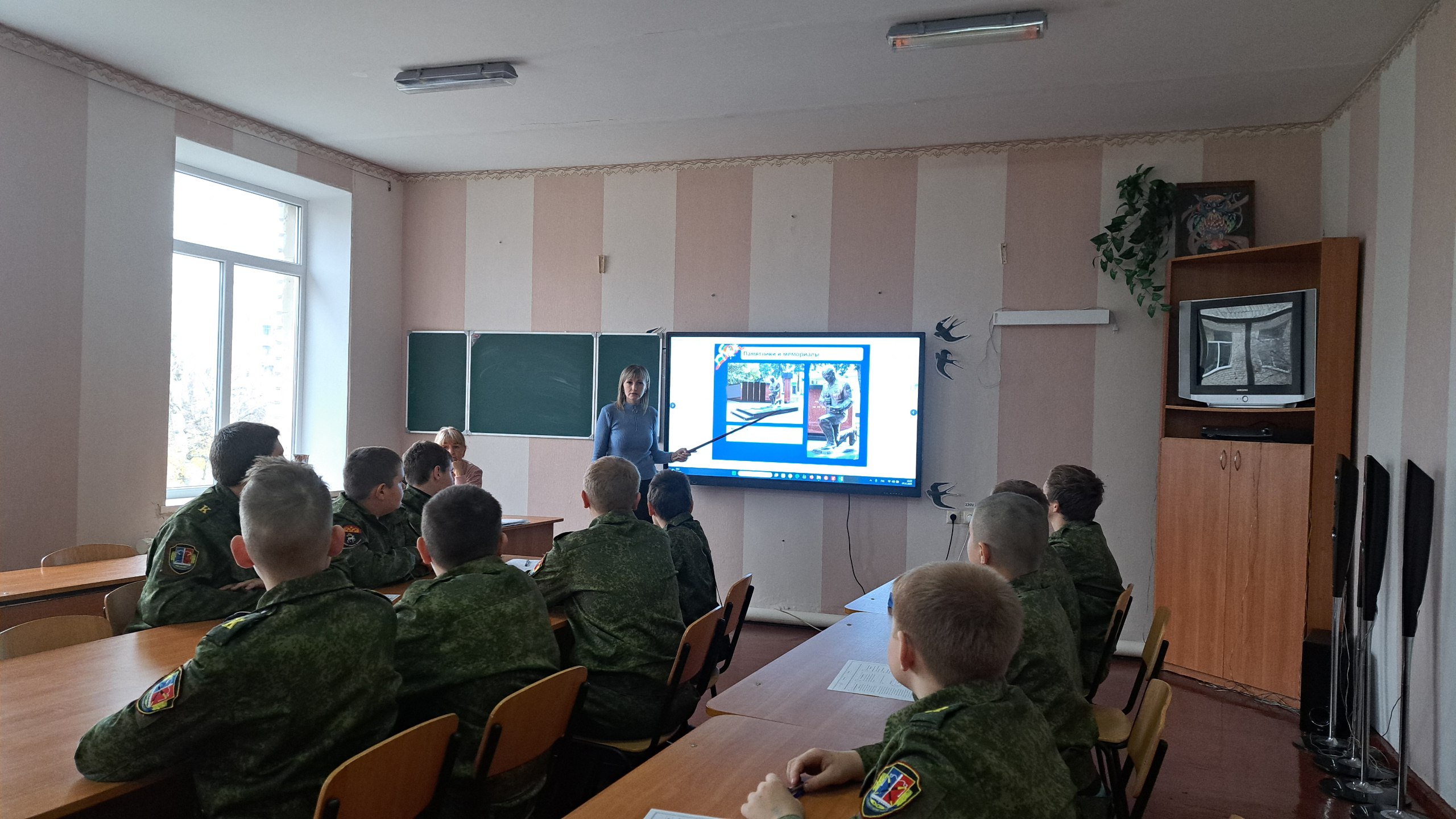 В преддверии Дня памяти погибших при выполнении служебных обязанностей сотрудников органов внутренних дел Российской Федерации в «Станично-Луганской средней школе имени Грекова П.М.» для 7-А кадетского класса провели... В преддверии Дня памяти погибших при выполнении служебных обязанностей сотрудников органов внутренних дел Российской Федерации в «Станично-Луганской средней школе имени Грекова П.М.» для 7-А кадетского класса провели...