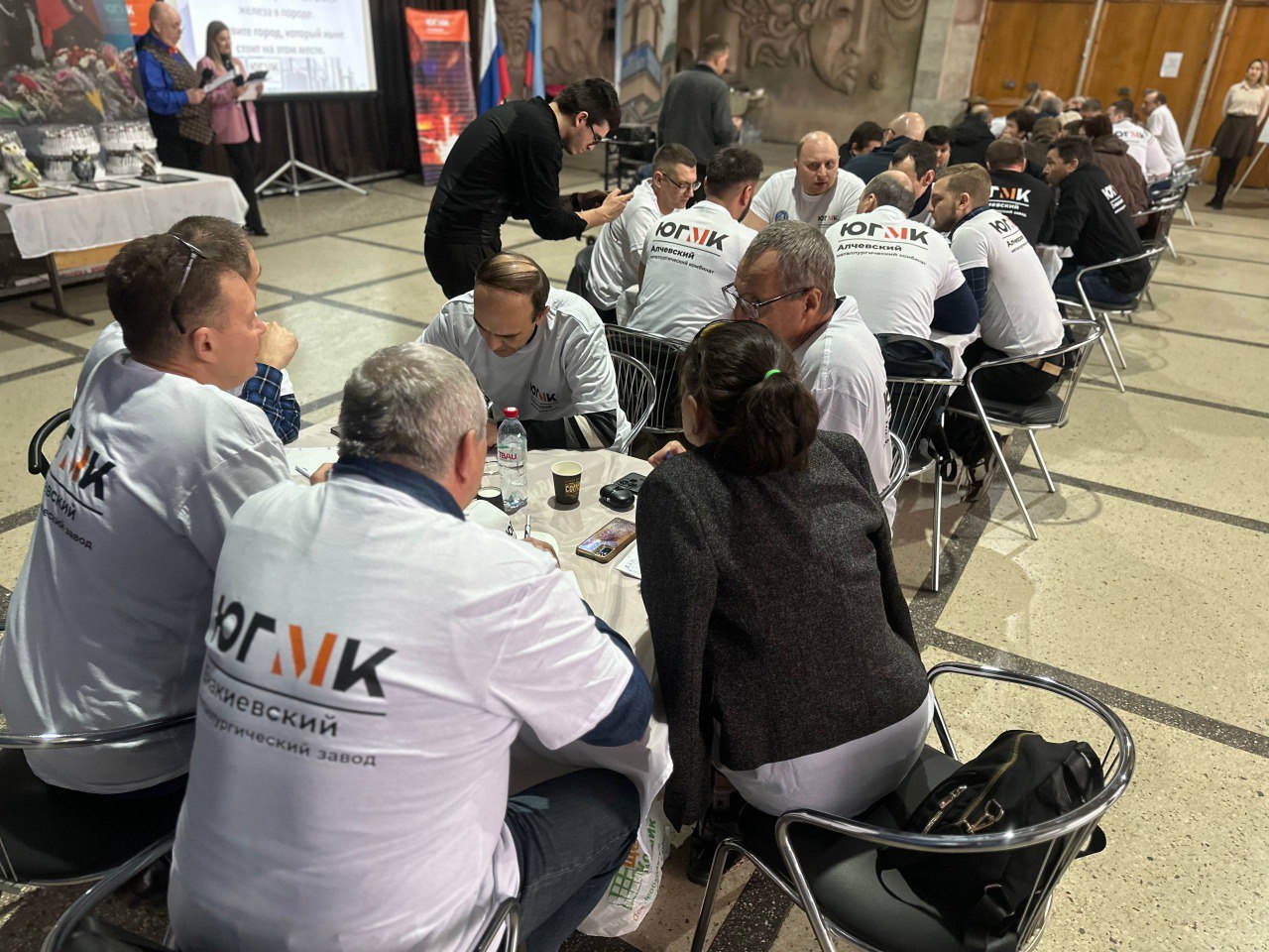 7 ноября в Центре культуры города Алчевска состоялась спортивная версия игры "Что? Где? Когда?" между металлургическими предприятиями городов Алчевск, Енакиево, Макеевка, в которой приняли участие 6 команд 7 ноября в Центре культуры города Алчевска состоялась спортивная версия игры "Что? Где? Когда?" между металлургическими предприятиями городов Алчевск, Енакиево, Макеевка, в которой приняли участие 6 команд