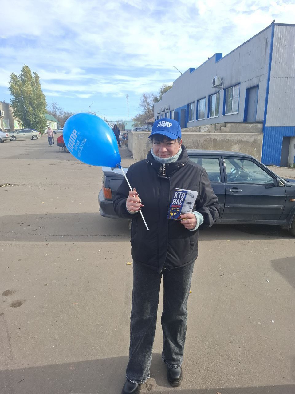 ЛДПР РЯДОМ С КАЖДЫМ. Активисты Перевальского местного отделения ЛДПР провели информационную акцию в городе Артёмовске Перевальского округа, приуроченную к Дню Народного Единства ЛДПР РЯДОМ С КАЖДЫМ. Активисты Перевальского местного отделения ЛДПР провели информационную акцию в городе Артёмовске Перевальского округа, приуроченную к Дню Народного Единства
