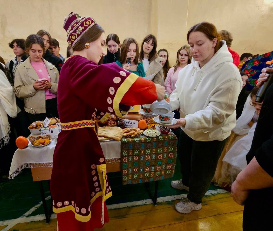 В честь Дня народного единства Старобельский факультет и Старобельский колледж – филиалы ФГБО ВО "ЛГПУ" провели грандиозную ярмарку национальной кухни В честь Дня народного единства Старобельский факультет и Старобельский колледж – филиалы ФГБО ВО "ЛГПУ" провели грандиозную ярмарку национальной кухни