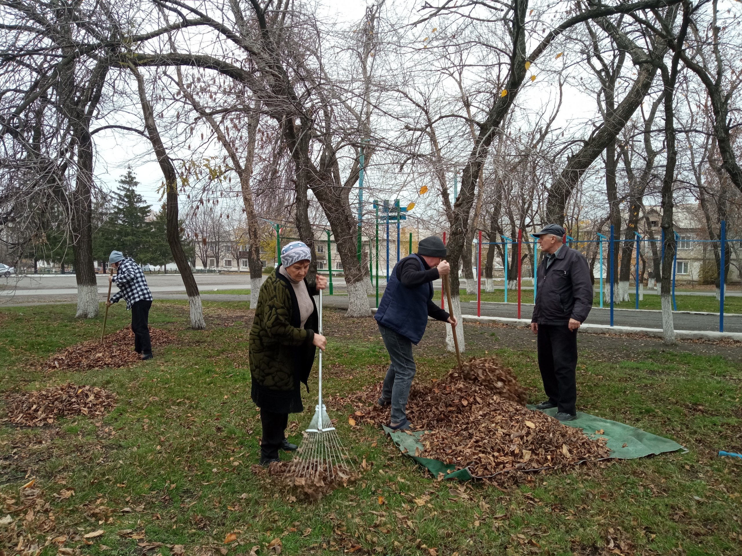 В Центре досуга «Дзержинец» прошло плановое мероприятие по благоустройству прилегающей территории
