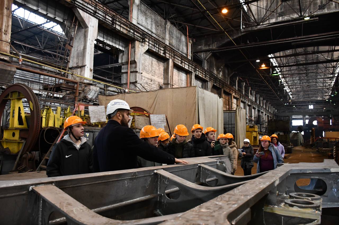 Школьники и студенты Луганска посетили крупнейшие предприятия города Школьники и студенты Луганска посетили крупнейшие предприятия города