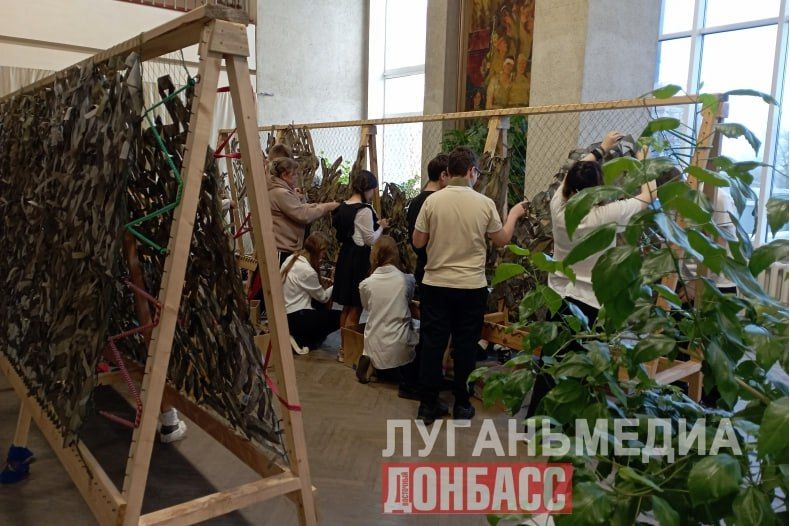 Сенатор РФ Дарья Лантратова вместе с Главой округа Андреем Сухачевым посетила волонтерский пункт «Все для Победы» в Свердловске Сенатор РФ Дарья Лантратова вместе с Главой округа Андреем Сухачевым посетила волонтерский пункт «Все для Победы» в Свердловске
