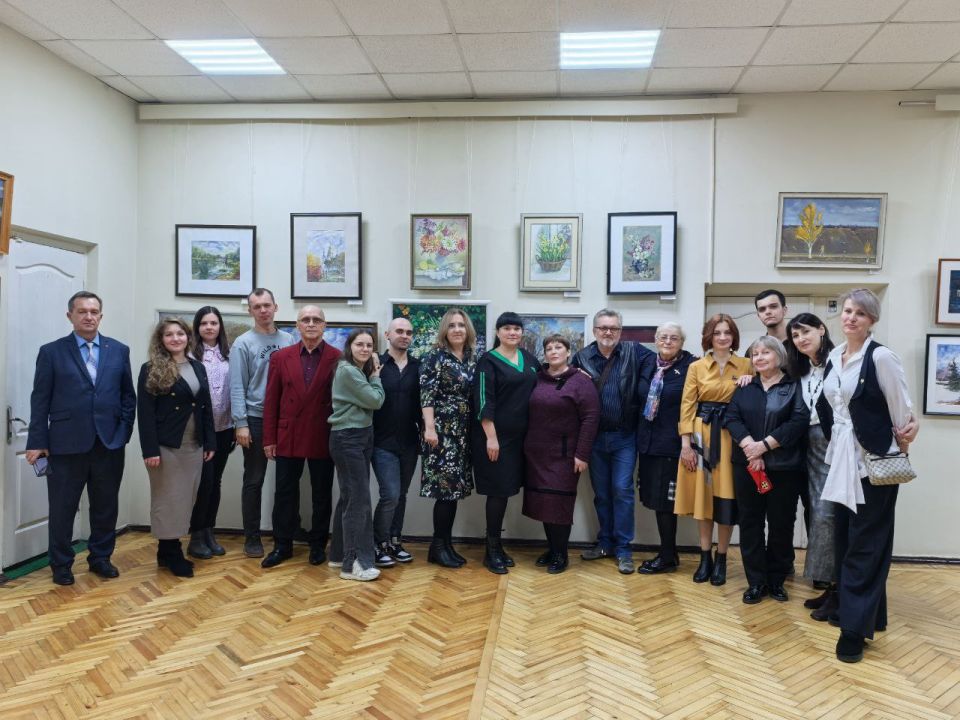 В Луганске открылась выставка к юбилею детской художественной школы В Луганске открылась выставка к юбилею детской художественной школы