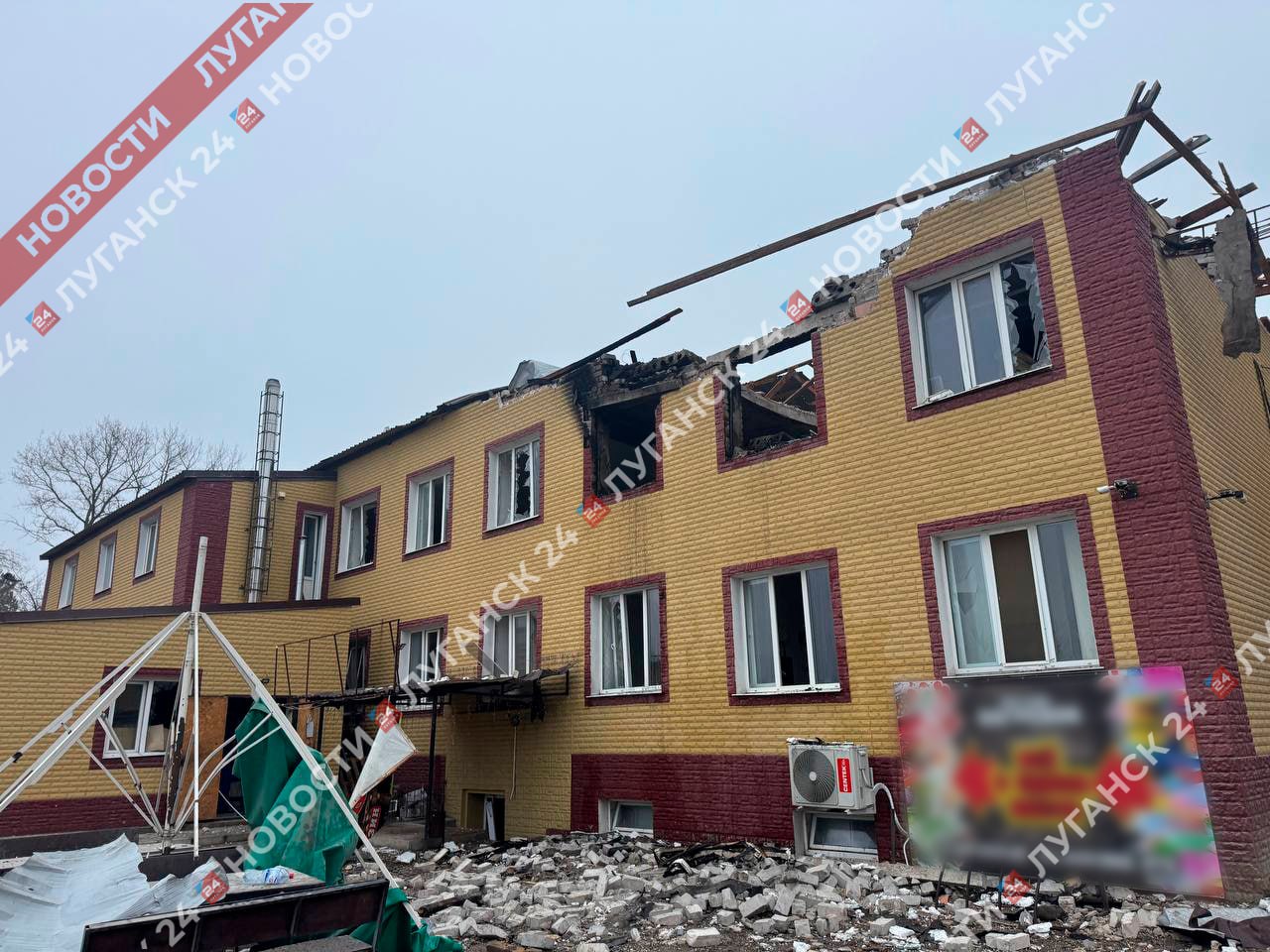 Кадры с места обстрела боевиками ВФУ двухэтажного торгового центра в Новопскове Кадры с места обстрела боевиками ВФУ двухэтажного торгового центра в Новопскове