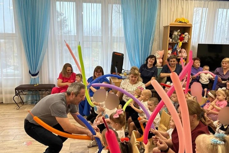 Дом ребёнка в Луганске посетили известные цирковые артисты Дом ребёнка в Луганске посетили известные цирковые артисты