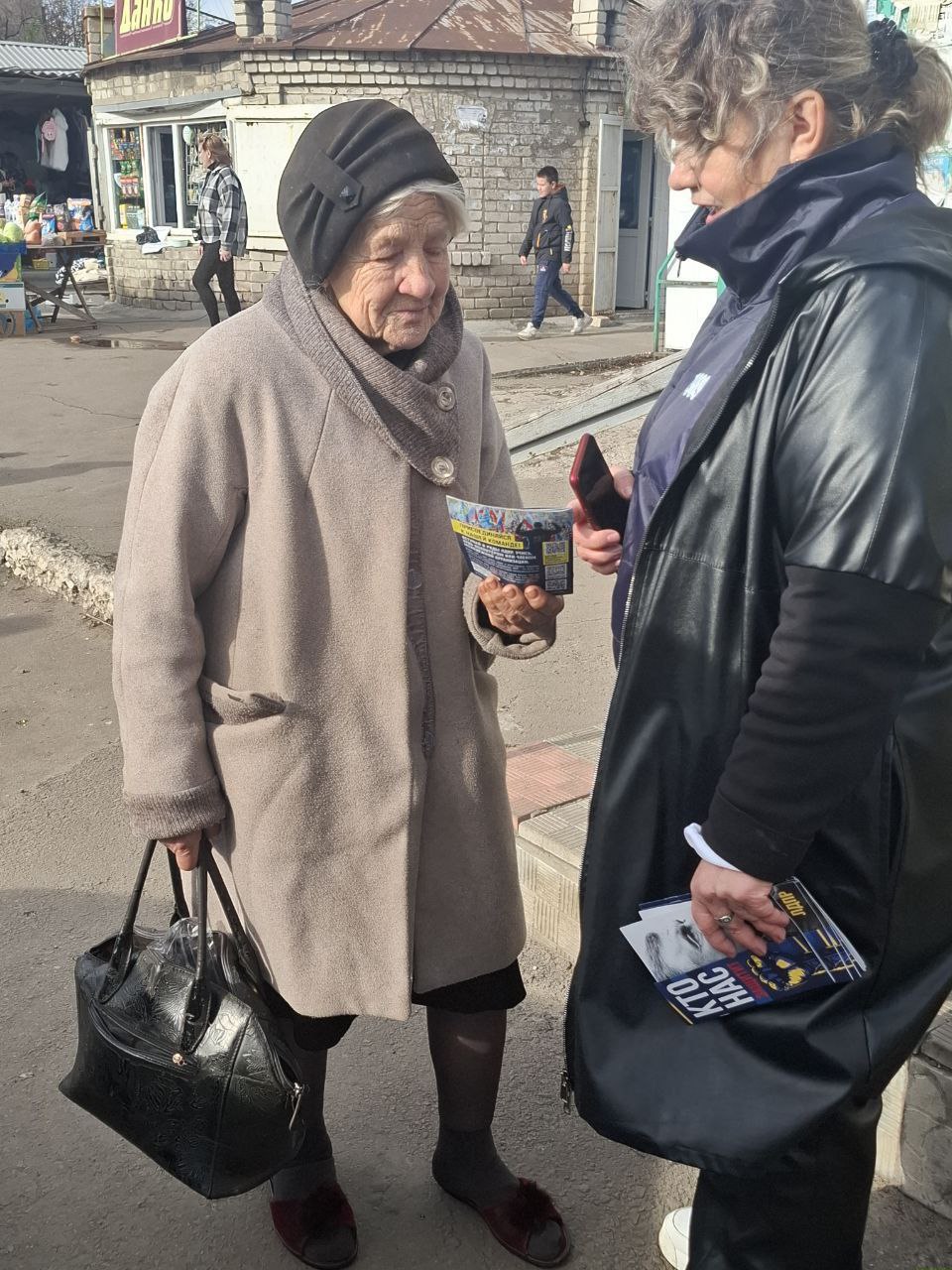 ЛДПР РЯДОМ С КАЖДЫМ. Активисты Перевальского местного отделения ЛДПР провели информационную акцию в городе Артёмовске Перевальского округа, приуроченную к Дню Народного Единства ЛДПР РЯДОМ С КАЖДЫМ. Активисты Перевальского местного отделения ЛДПР провели информационную акцию в городе Артёмовске Перевальского округа, приуроченную к Дню Народного Единства