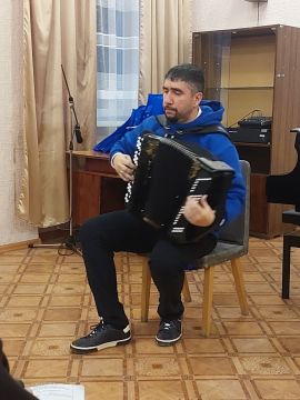 7 ноября в Краснодонской детской школе искусств имени А.Л. Корягина состоялась вдохновляющая творческая встреча и мастер-класс с известным преподавателем Тюменского государственного института культуры, депутатом Тюменской...