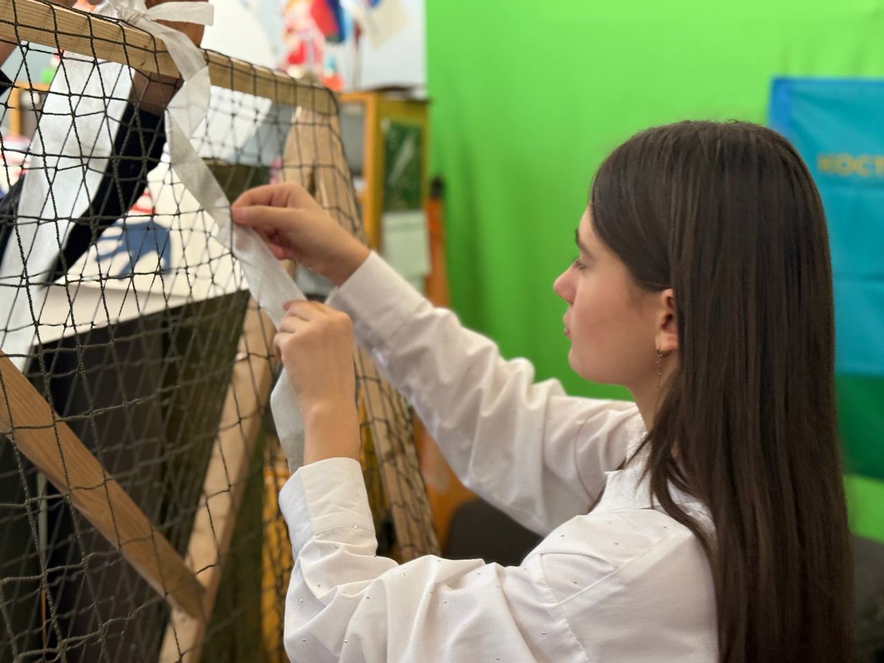 "Патриот" в деле: Брянконковские школьники плетут защиту для наших бойцов! "Патриот" в деле: Брянконковские школьники плетут защиту для наших бойцов!