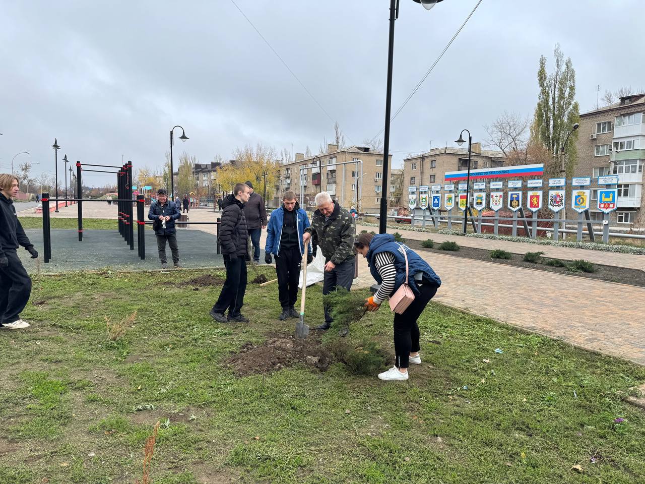 Сергей Козенко: Сегодня с председателем Совета Краснодонского муниципального округа Владимиром Шавлаем и активистами партии «Единая Россия» принял участие в мероприятии по озеленению города Краснодона Сергей Козенко: Сегодня с председателем Совета Краснодонского муниципального округа Владимиром Шавлаем и активистами партии «Единая Россия» принял участие в мероприятии по озеленению города Краснодона