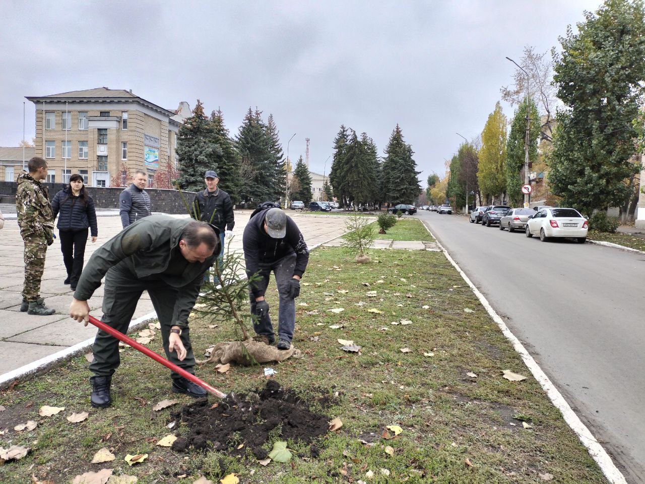 Сегодня по поручению Главы городского округа город Ровеньки Андрея Рубанцова работники учреждений культуры высадили ели возле мемориального комплекса «Слава» Сегодня по поручению Главы городского округа город Ровеньки Андрея Рубанцова работники учреждений культуры высадили ели возле мемориального комплекса «Слава»