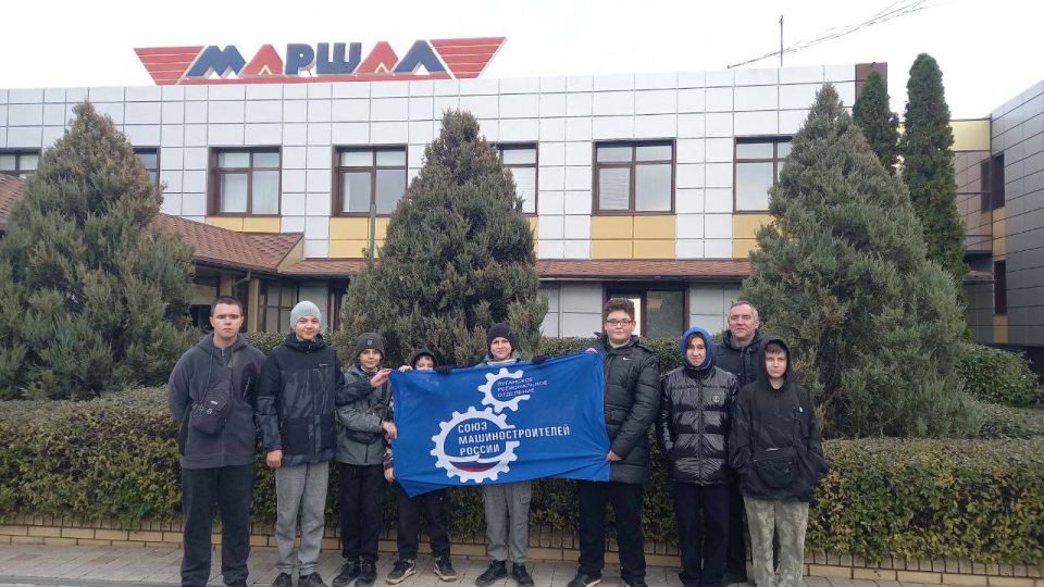 Школьники и студенты Луганска посетили крупнейшие предприятия города Школьники и студенты Луганска посетили крупнейшие предприятия города