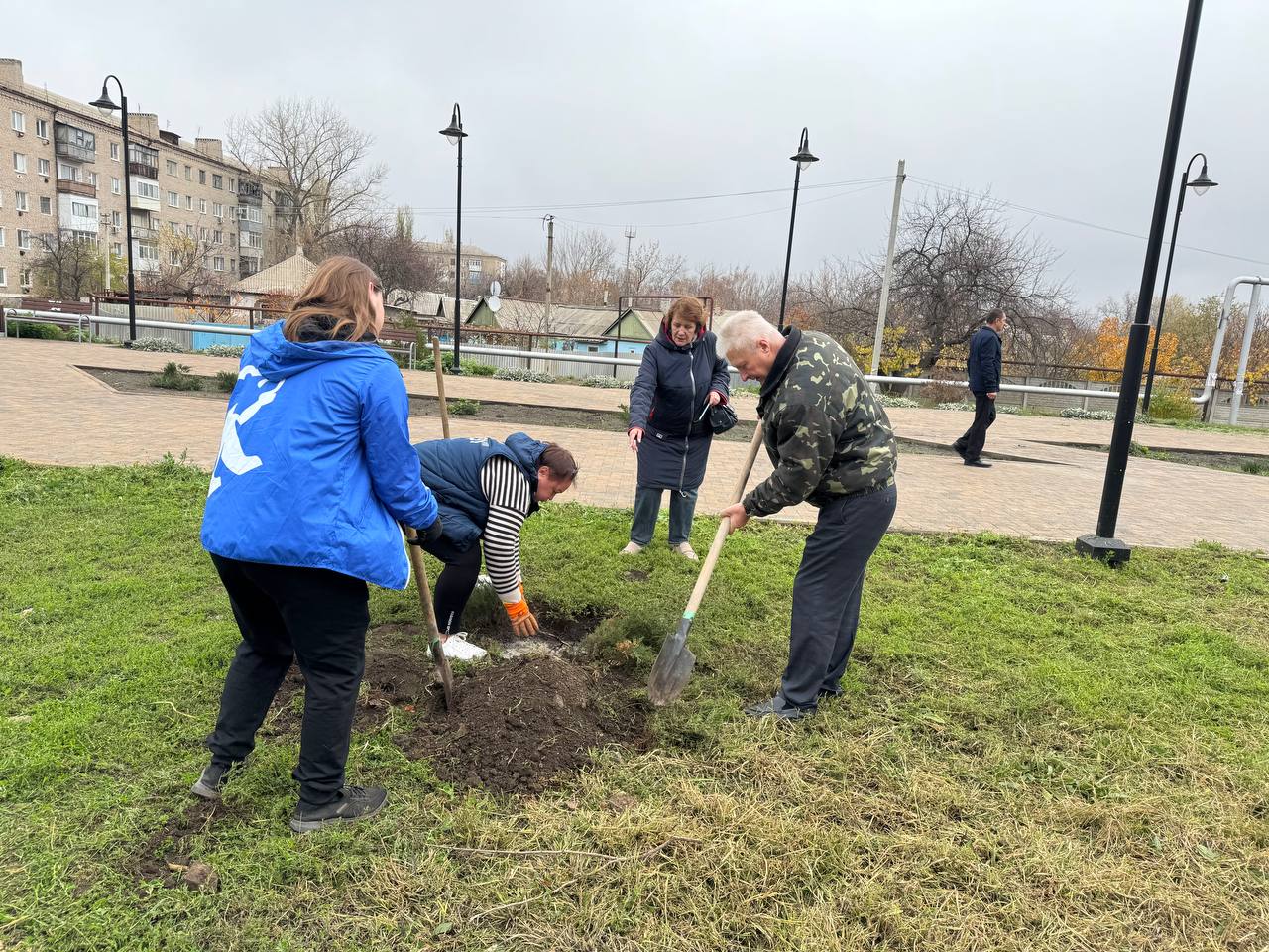 Активисты Партии «Единая Россия» высадили деревья вдоль Аллеи Защитников Родины Активисты Партии «Единая Россия» высадили деревья вдоль Аллеи Защитников Родины