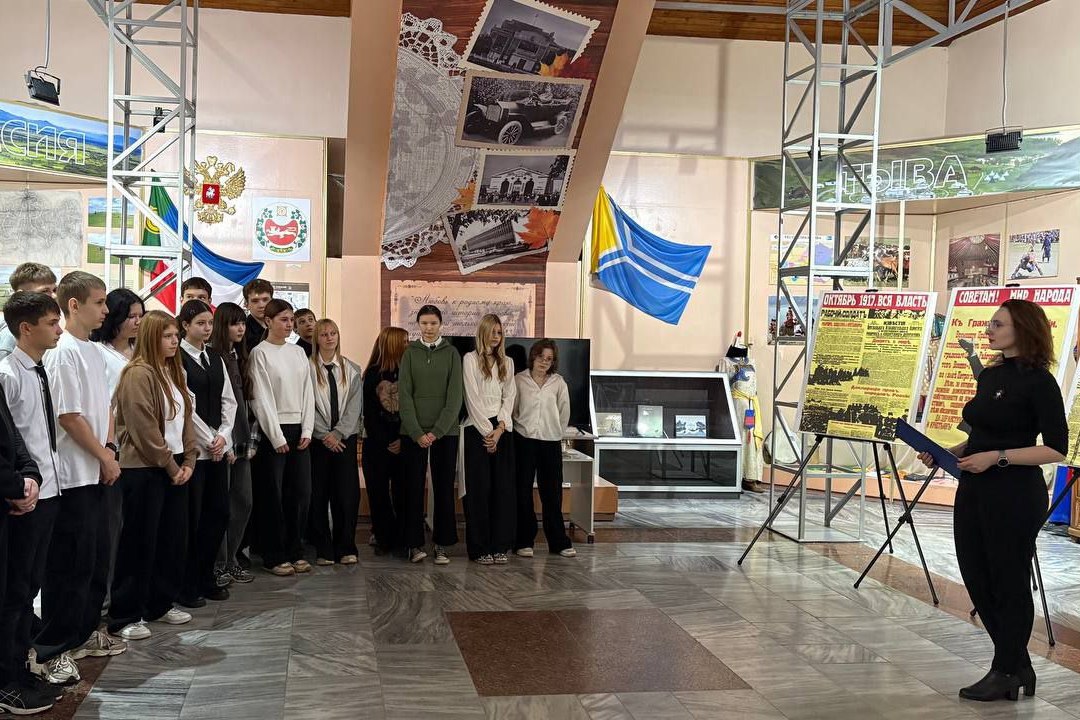 7 ноября в Свердловском краеведческом музее прошло открытие выставки оригинальных агитационных плакатов периода Октябрьской революции и Гражданской войны (1917–1922 гг.). В зале собрались ученики 8го класса ГБОУ...