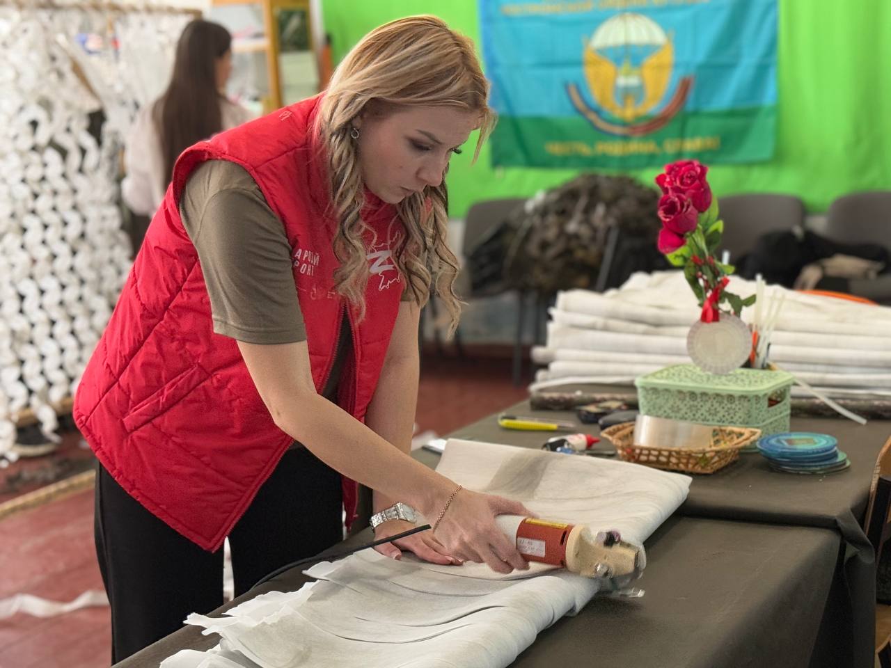 "Патриот" в деле: Брянконковские школьники плетут защиту для наших бойцов! "Патриот" в деле: Брянконковские школьники плетут защиту для наших бойцов!