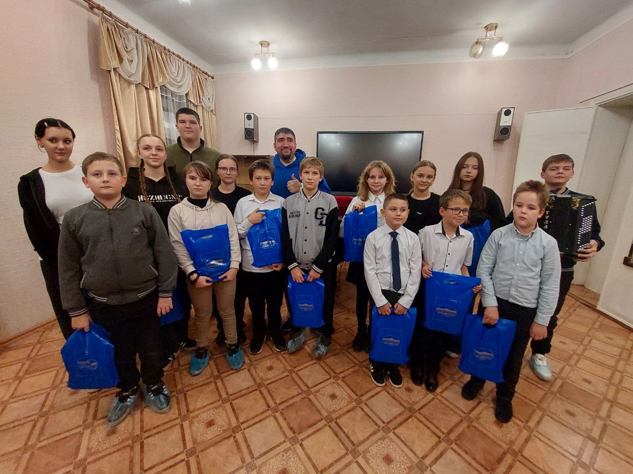 7 ноября в Краснодонской детской школе искусств имени А.Л. Корягина состоялась вдохновляющая творческая встреча и мастер-класс с известным преподавателем Тюменского государственного института культуры, депутатом Тюменской... 7 ноября в Краснодонской детской школе искусств имени А.Л. Корягина состоялась вдохновляющая творческая встреча и мастер-класс с известным преподавателем Тюменского государственного института культуры, депутатом Тюменской...