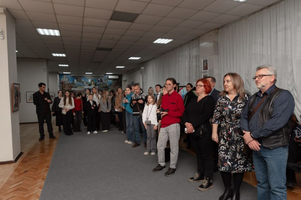 В Луганске открылась выставка к юбилею детской художественной школы В Луганске открылась выставка к юбилею детской художественной школы