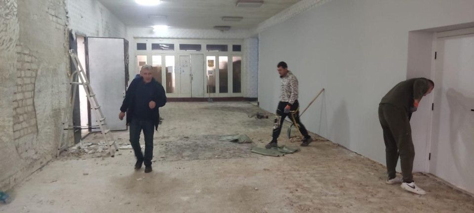 В Марковском районном доме культуры приступили к заливке новых полов В Марковском районном доме культуры приступили к заливке новых полов