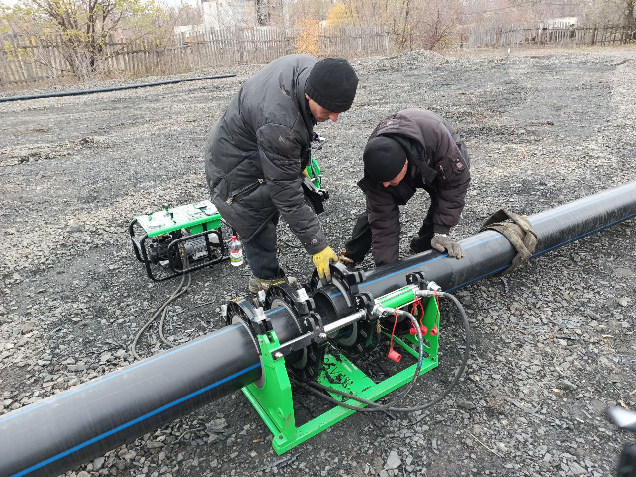 В Ровеньковском округе шеф-регион Республика Коми модернизирует участок водопроводной сети в п. Дзержинский В Ровеньковском округе шеф-регион Республика Коми модернизирует участок водопроводной сети в п. Дзержинский
