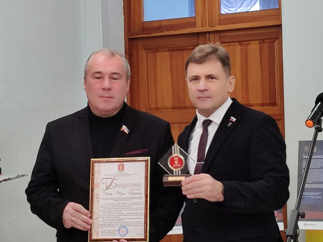 Председатель Совета городского округа Роман Григорьевич Лысенко посетил передвижную выставку «Герои и подвиги: Мои земляки - Герои России», развернутую в холле культурно-досугового центра города Алчевска Председатель Совета городского округа Роман Григорьевич Лысенко посетил передвижную выставку «Герои и подвиги: Мои земляки - Герои России», развернутую в холле культурно-досугового центра города Алчевска